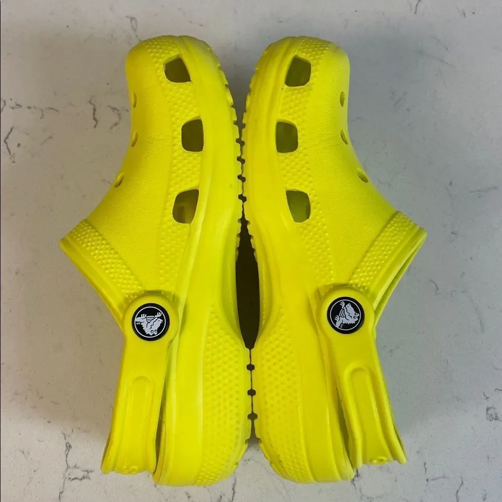Crocs Classic Clog Size Junior 1, Acidity, Bright Neon Yellow Style # 206991